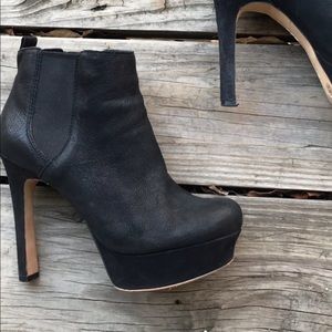 Vince Camuto booties-black-Size 7- EUC